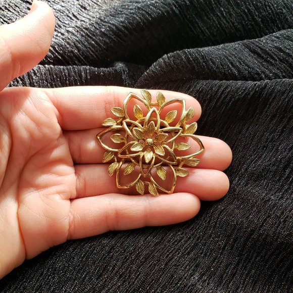 Vintage 1962 Gold Tone Circular Flower Brooch by Sarah Coventry Signed - Picture 8 of 8